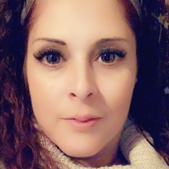 Meet your Posher, Erica - Picture 3 of 4